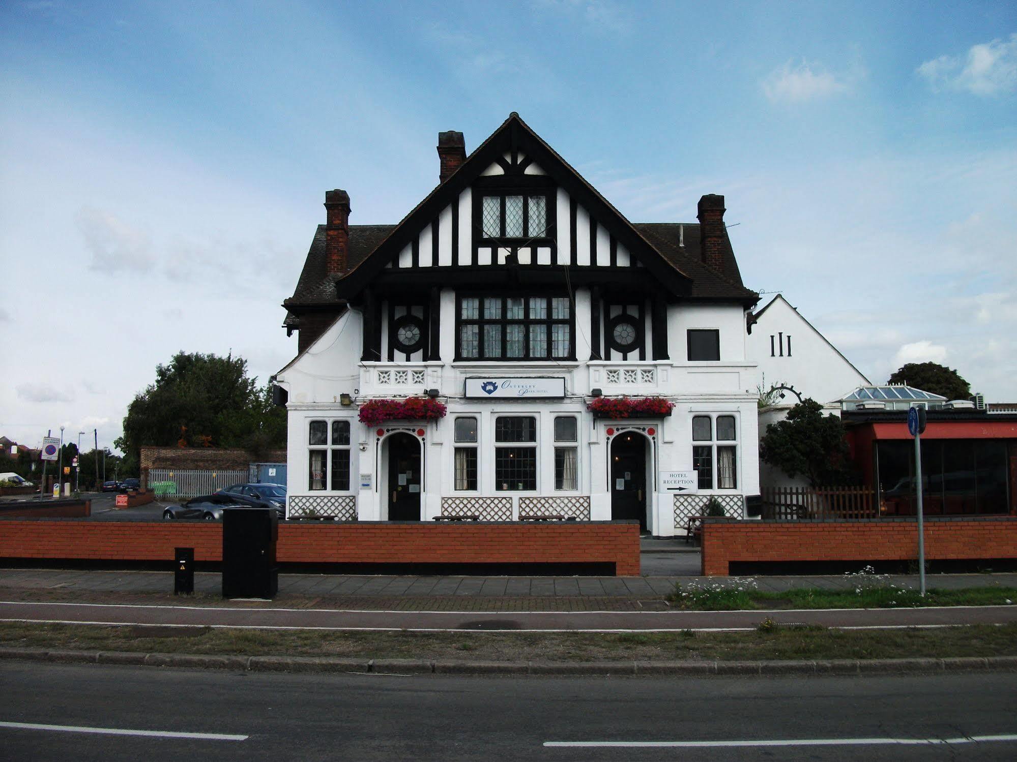 Oyo Osterley Park Hotel Isleworth Bagian luar foto
