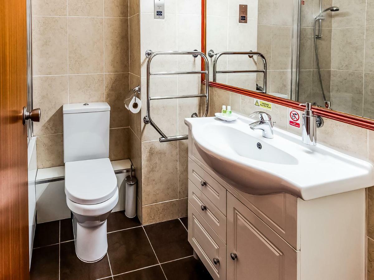 Oyo Osterley Park Hotel Isleworth Bagian luar foto