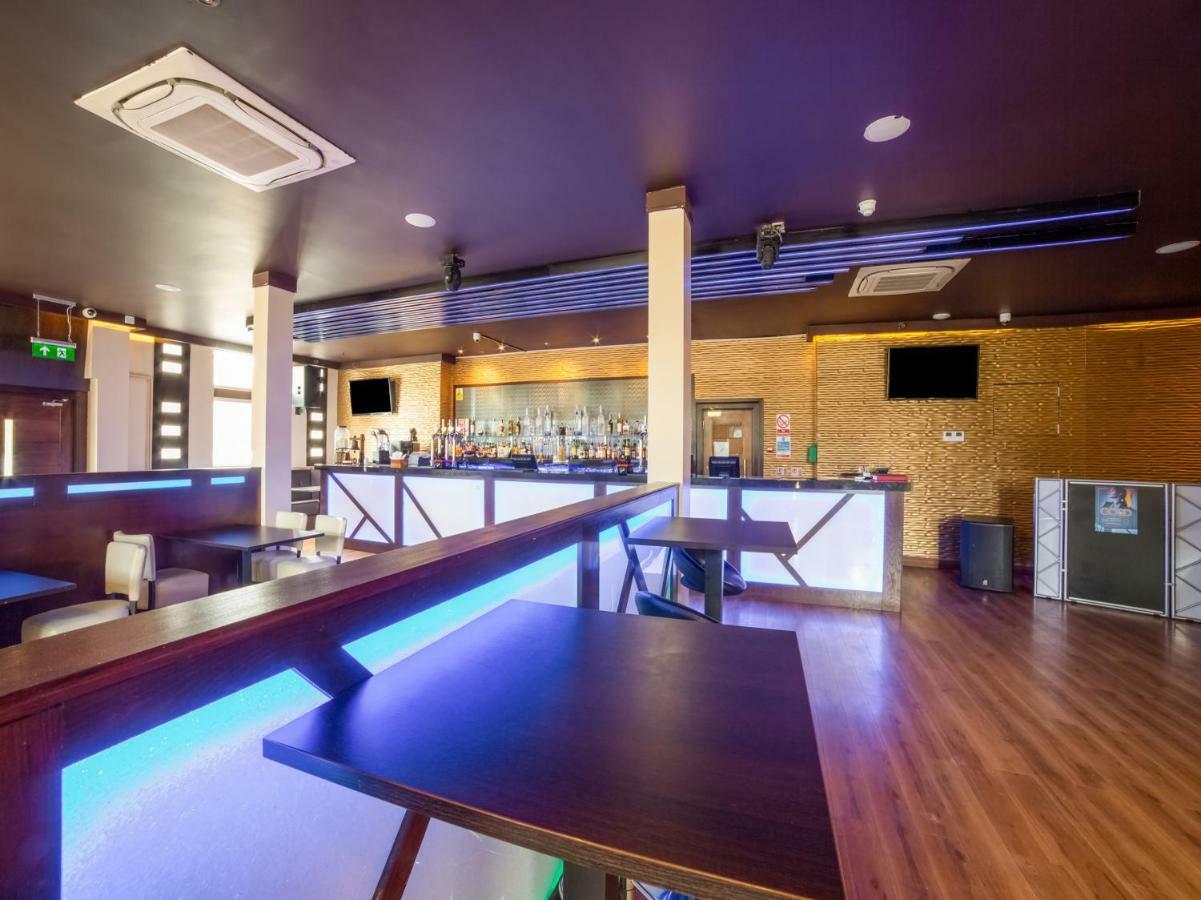 Oyo Osterley Park Hotel Isleworth Bagian luar foto