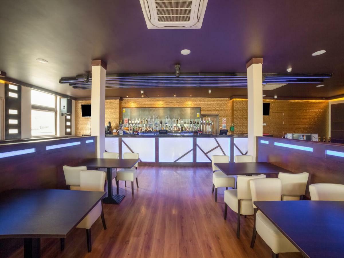 Oyo Osterley Park Hotel Isleworth Bagian luar foto