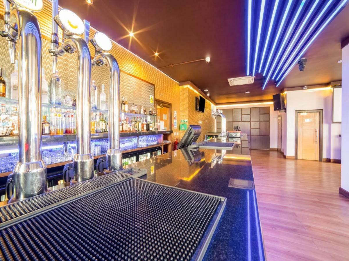 Oyo Osterley Park Hotel Isleworth Bagian luar foto
